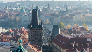 Vue du pont Charles depuis la tour de l'église Saint-Nicolas, Prague, République tchèque