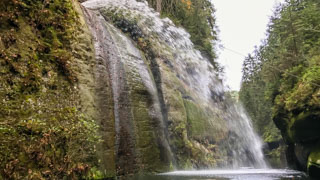 Uregulowany wodospad w Wąwozie Edmunda, Park Narodowy Czeska Szwajcaria, Czechy