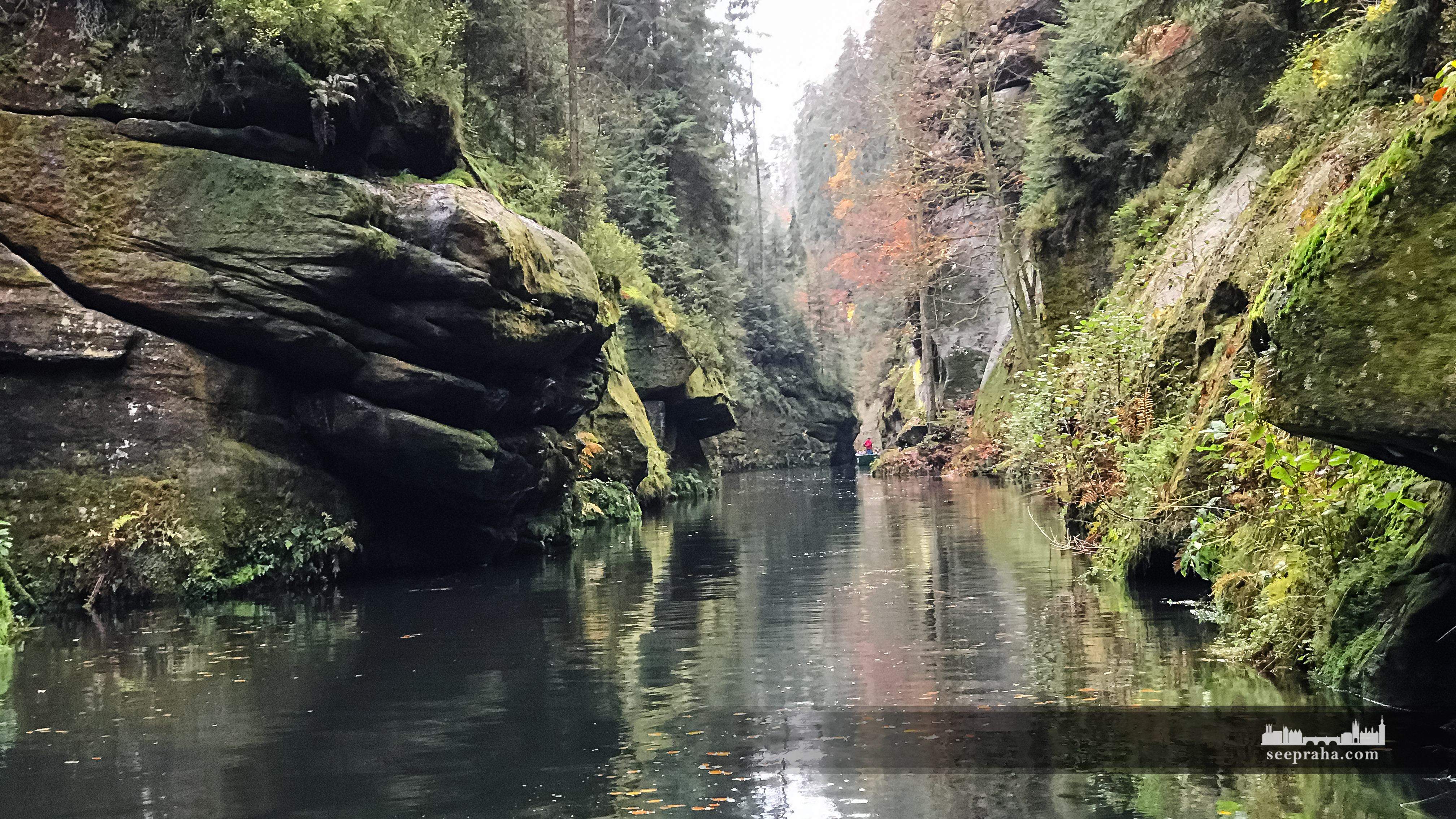 Ein romantischer Spaziergang mit einem Boot an dem Fluss Kamenice in der Edmundsklamm, Böhmische Schweiz, Tschechien
