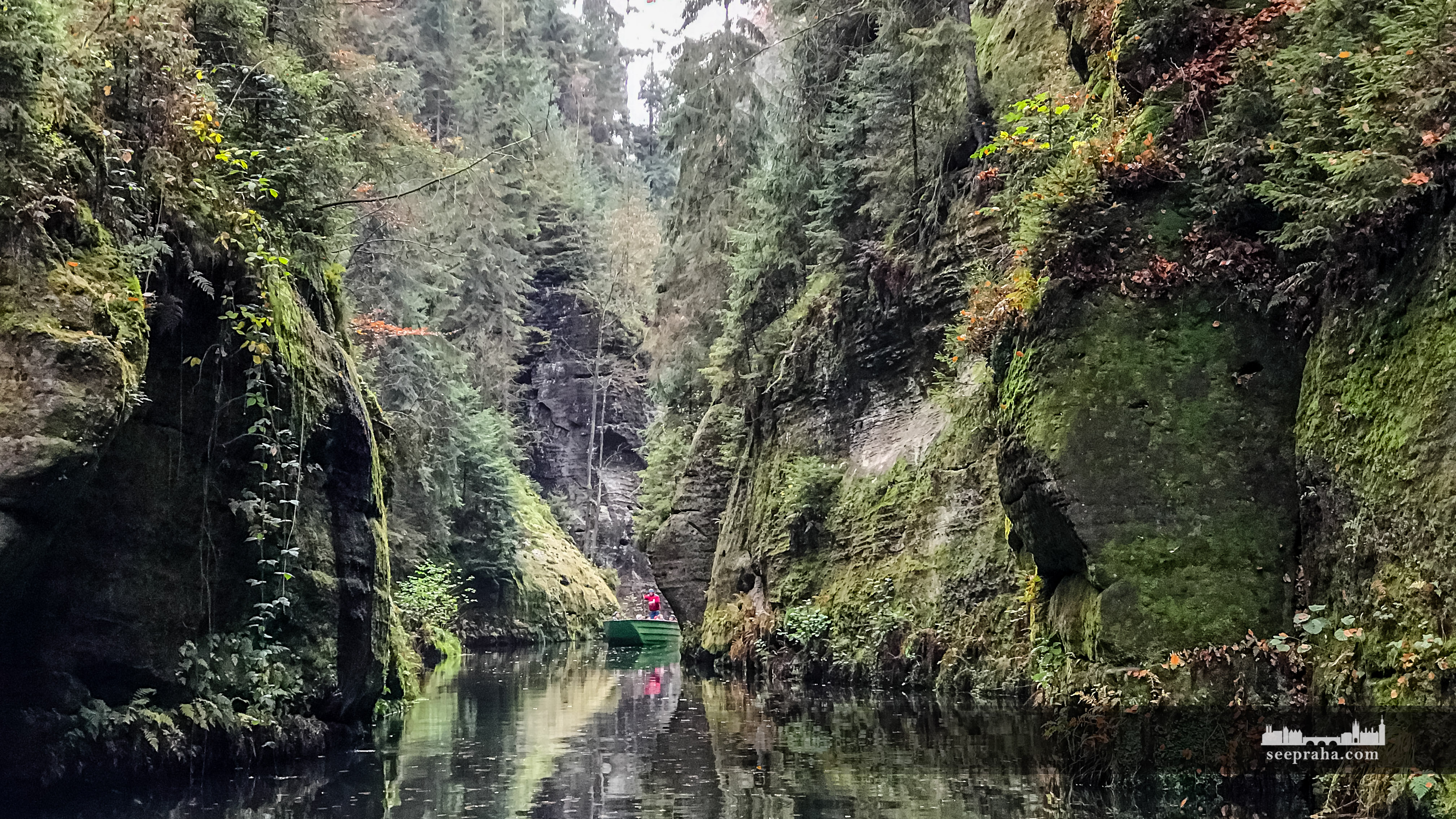 Une promenade romantique en barque sur la rivière Kamenice dans les gorges Edmond, Parc national de la Suisse bohémienne, République tchèque