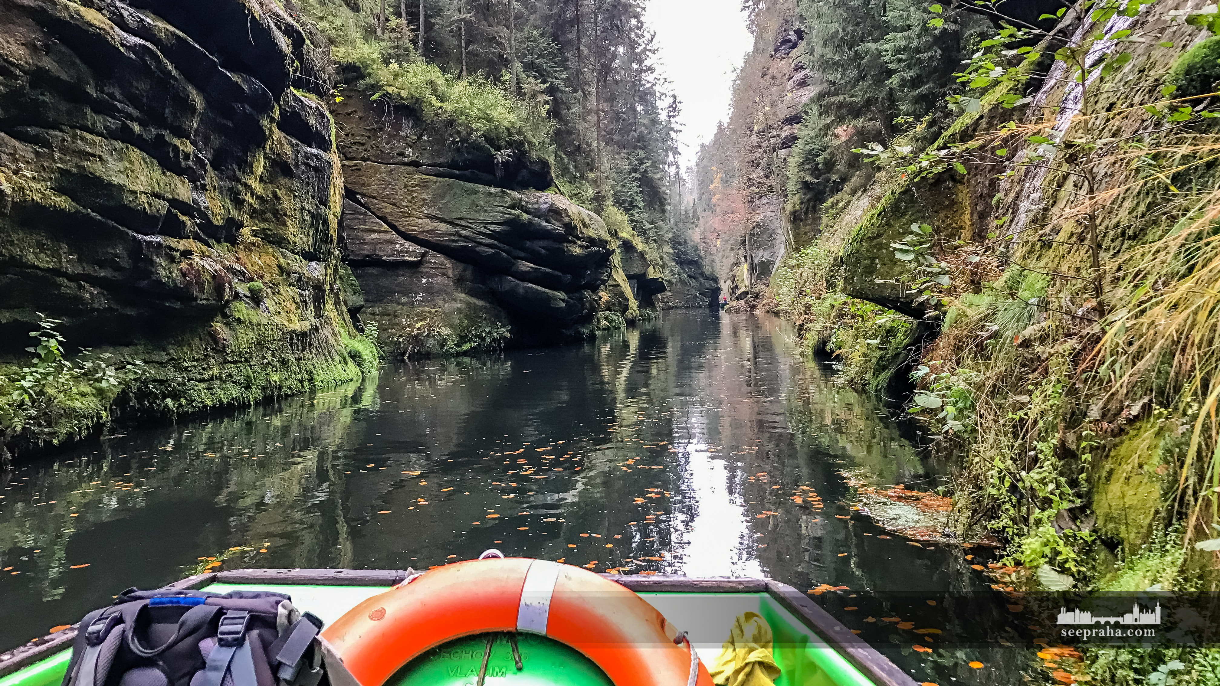 Романтическая прогулка на лодке по реке Каменица в Ущелье Эдмунда, Парк Чешская Швейцария, Чехия