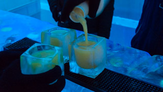 Die Cocktails in den Gläsern aus dem Eis in Ice Pub, Prag, Tschechien