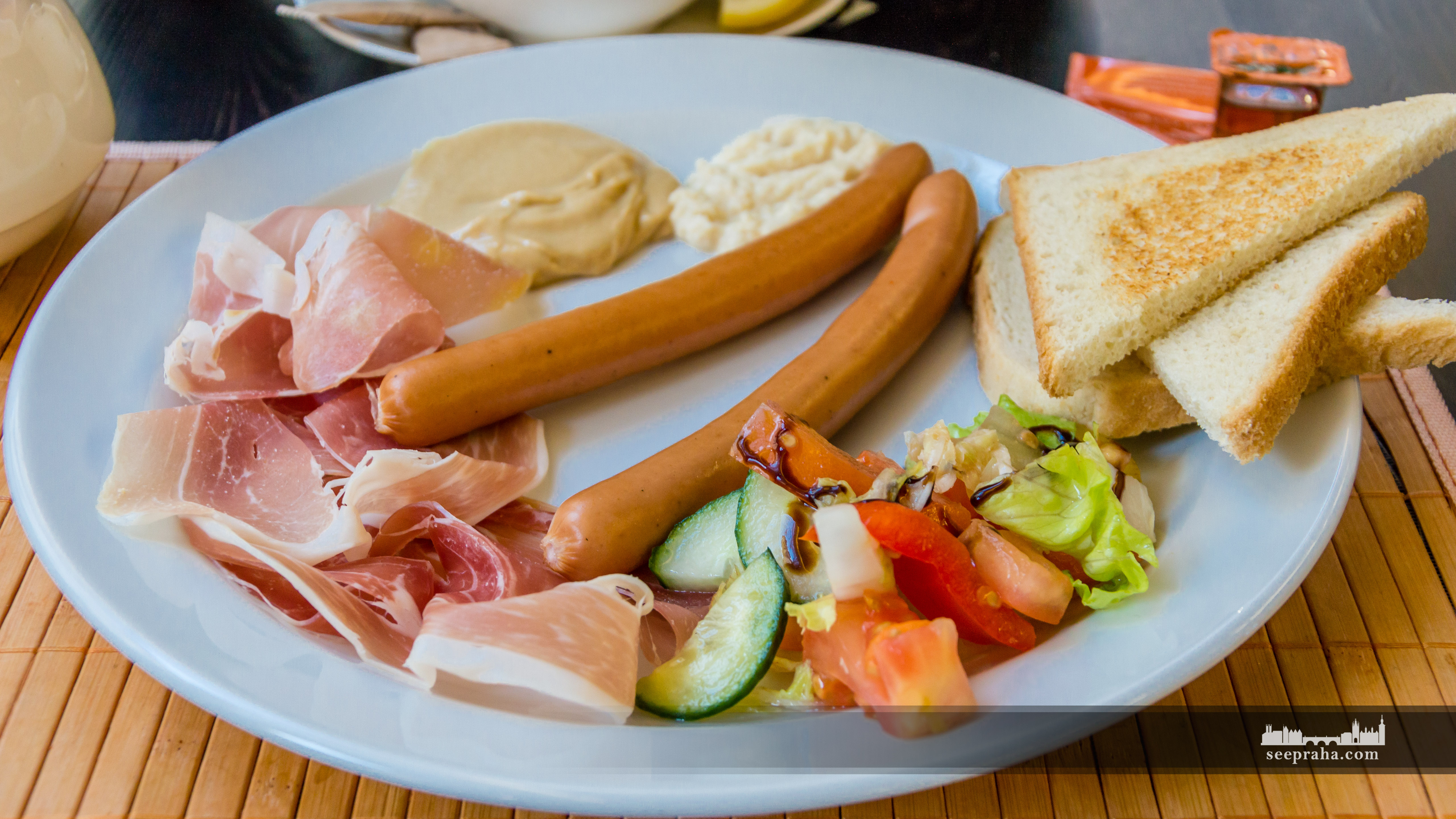 Petit-déjeuner tchèque : saucisses viennoises et jambon, Prague, République tchèque