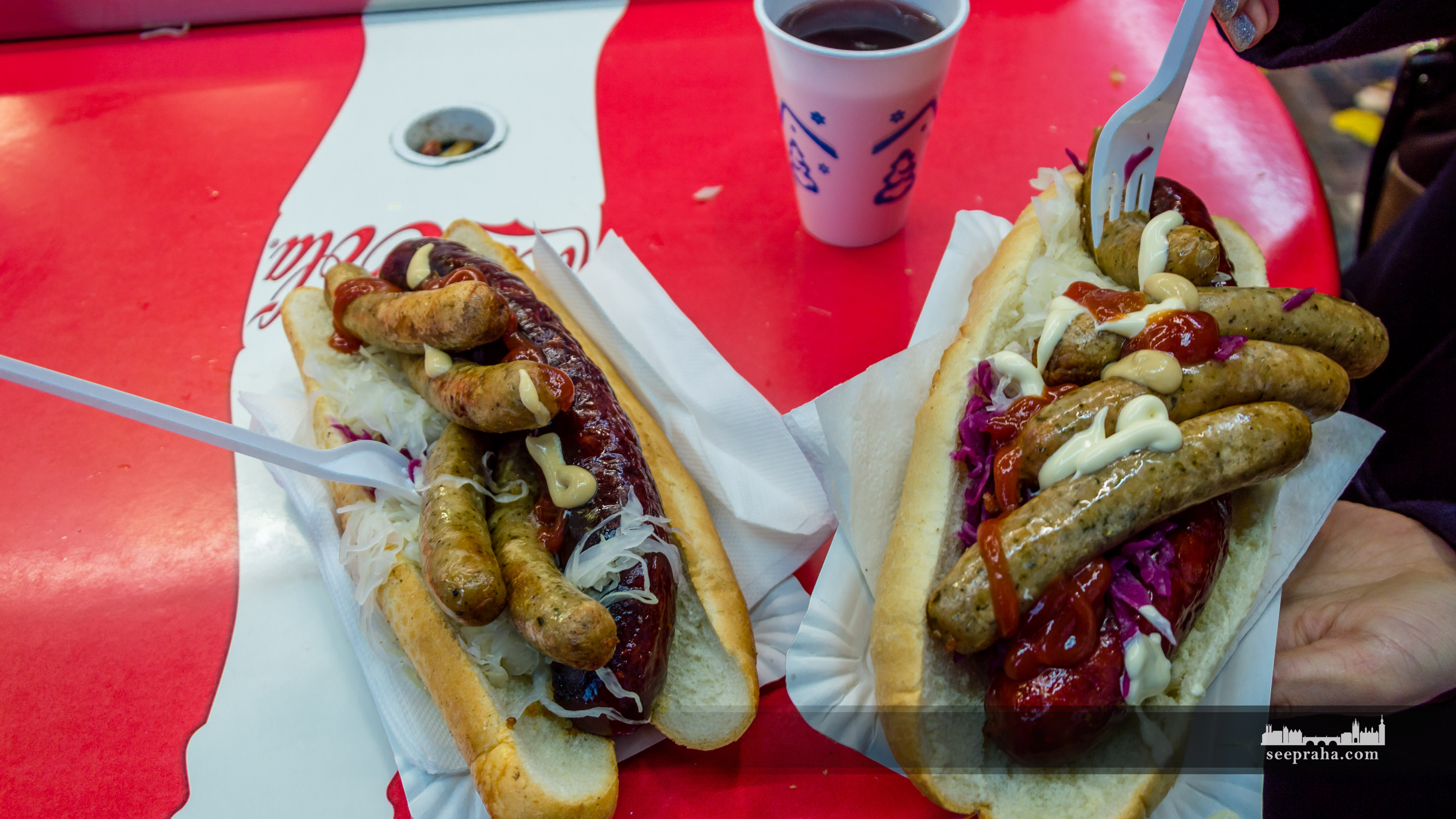 Hot dogi z kiełbasą praską i staropraską, Praga, Czechy