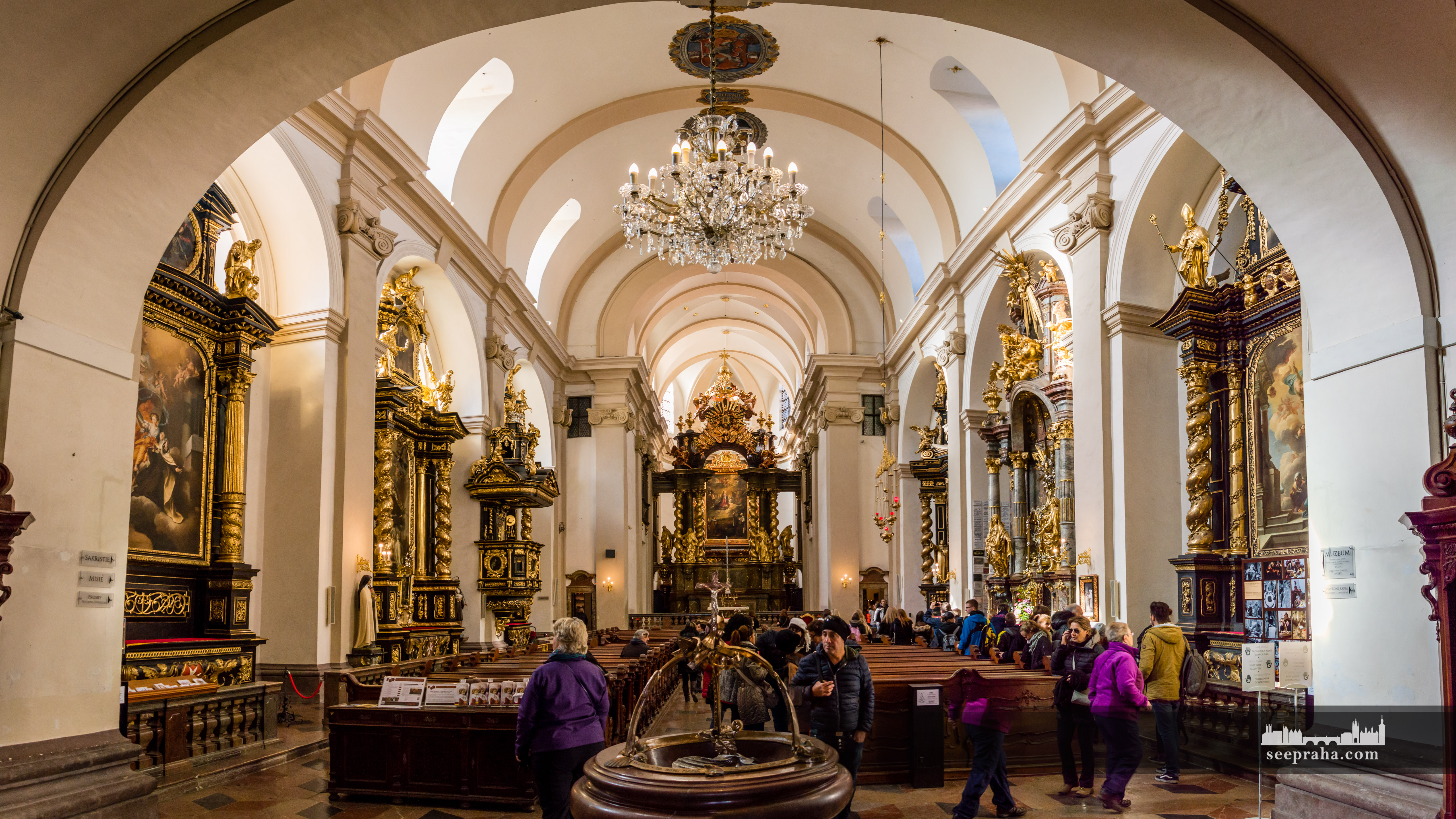 Die Innenansicht der Kirche der gewinnbringende Jungfrau Maria, Prag, Tschechien
