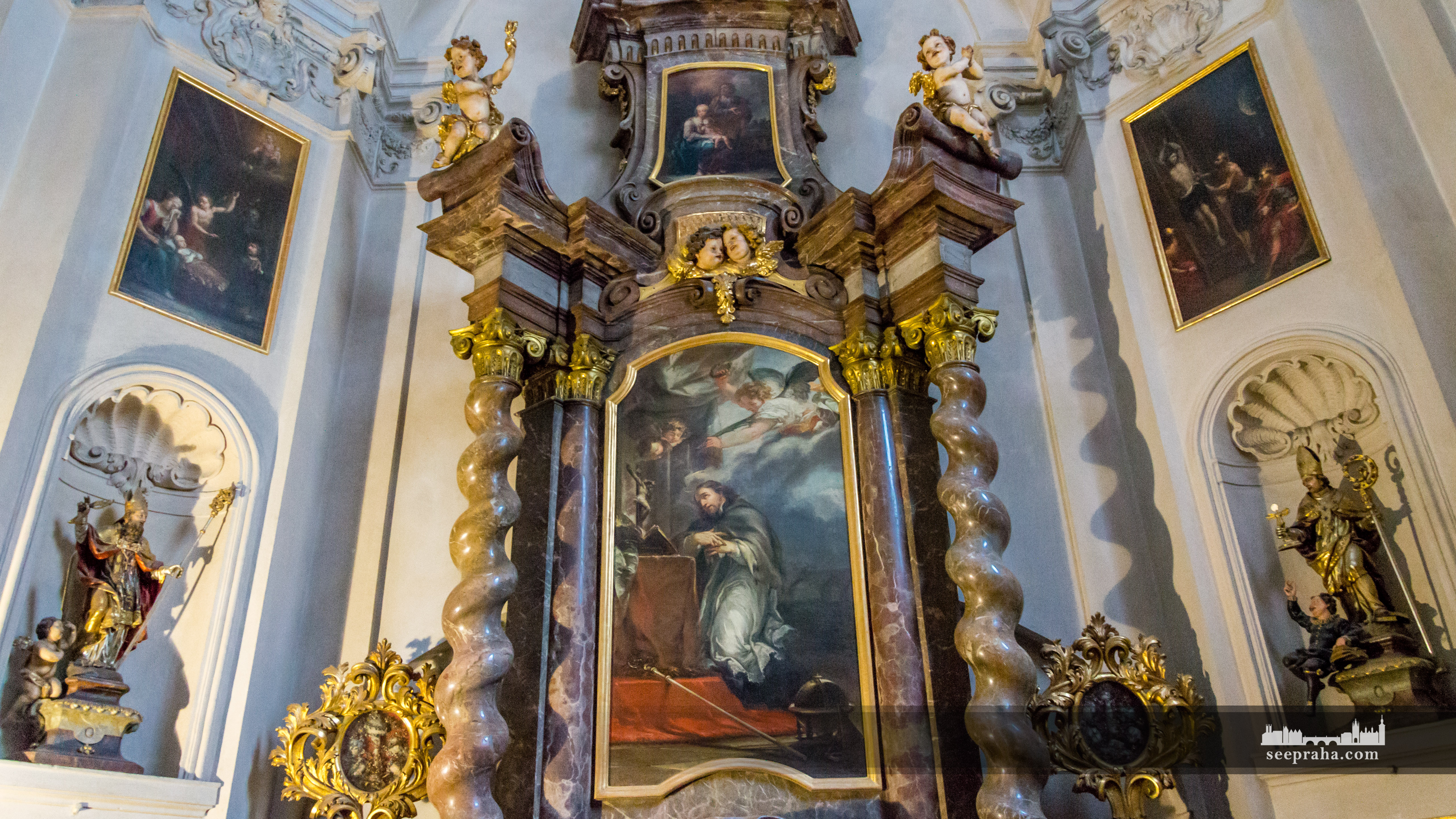 Wnętrze bazyliki św. Jerzego, Praga, Czechy