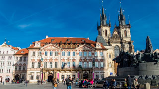 Der Kinski-Palast (die Nationalgalerie) und die Teynkirche, Prag, Tschechien