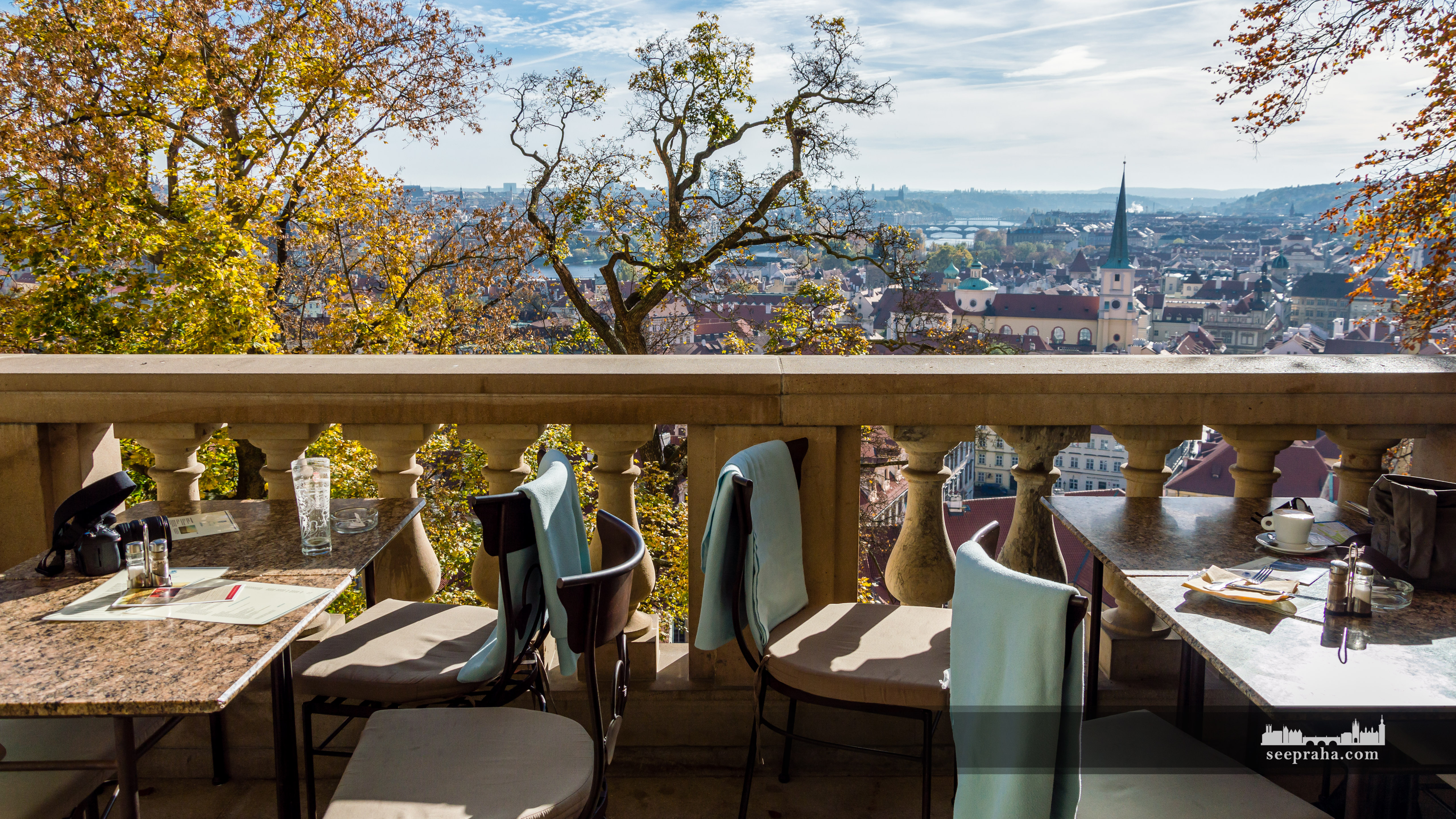 Kavárna na terase v Lobkovickém paláce, Praha, Česko