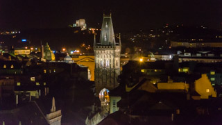 Turnul Pulberăriei noaptea, vedere de pe turnul primăriei din orașul vechi, Praga, Cehia