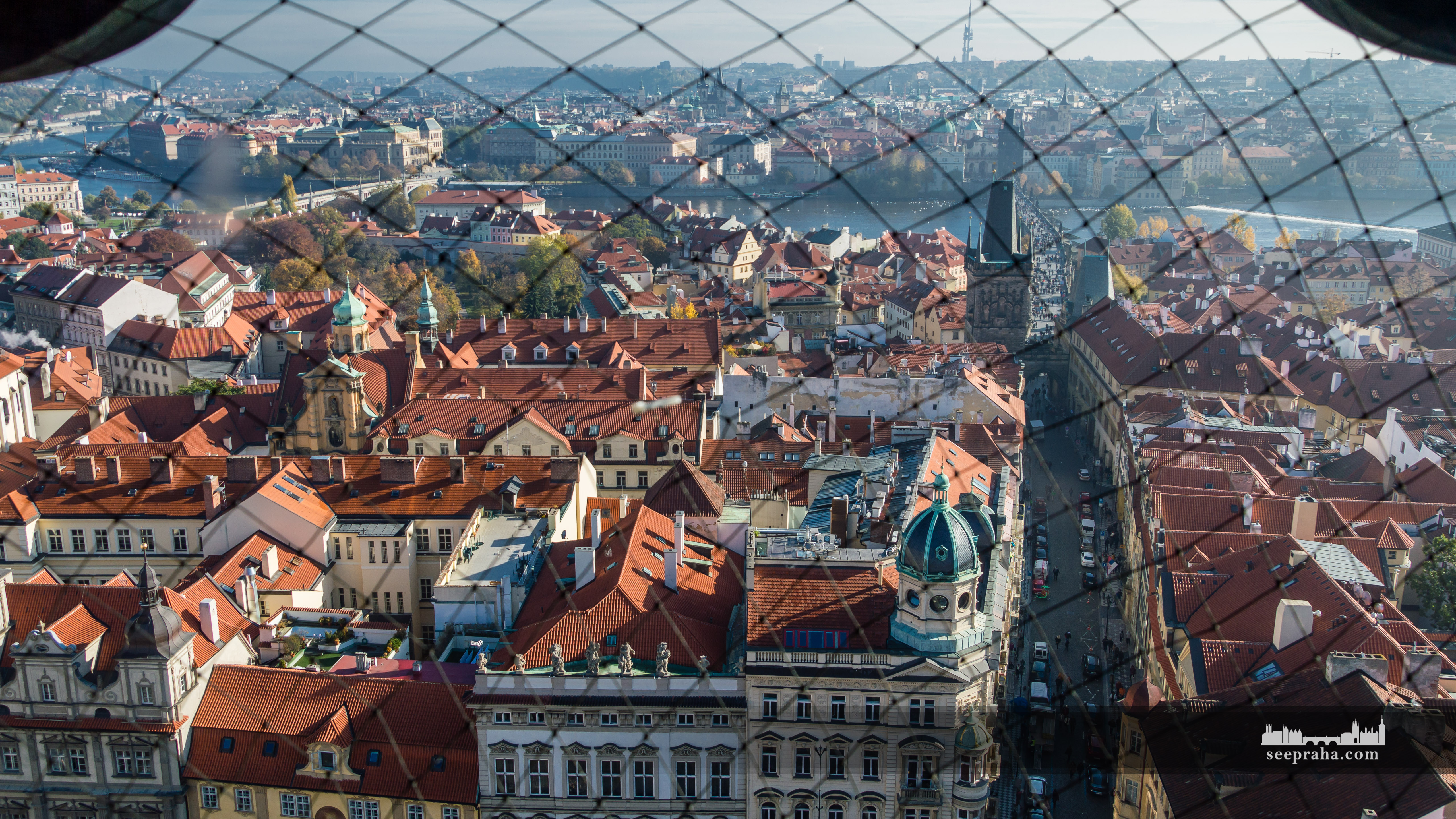 Aussicht vom Gipfel des Glockenturms der Heiligen Nikolauskirche, Prag, Tschechien
