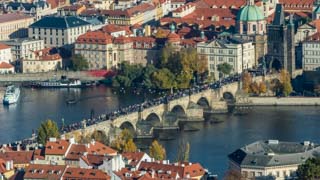 Vista del ponte Carlo dalla Torre di Petrin, Praga, Repubblica Ceca