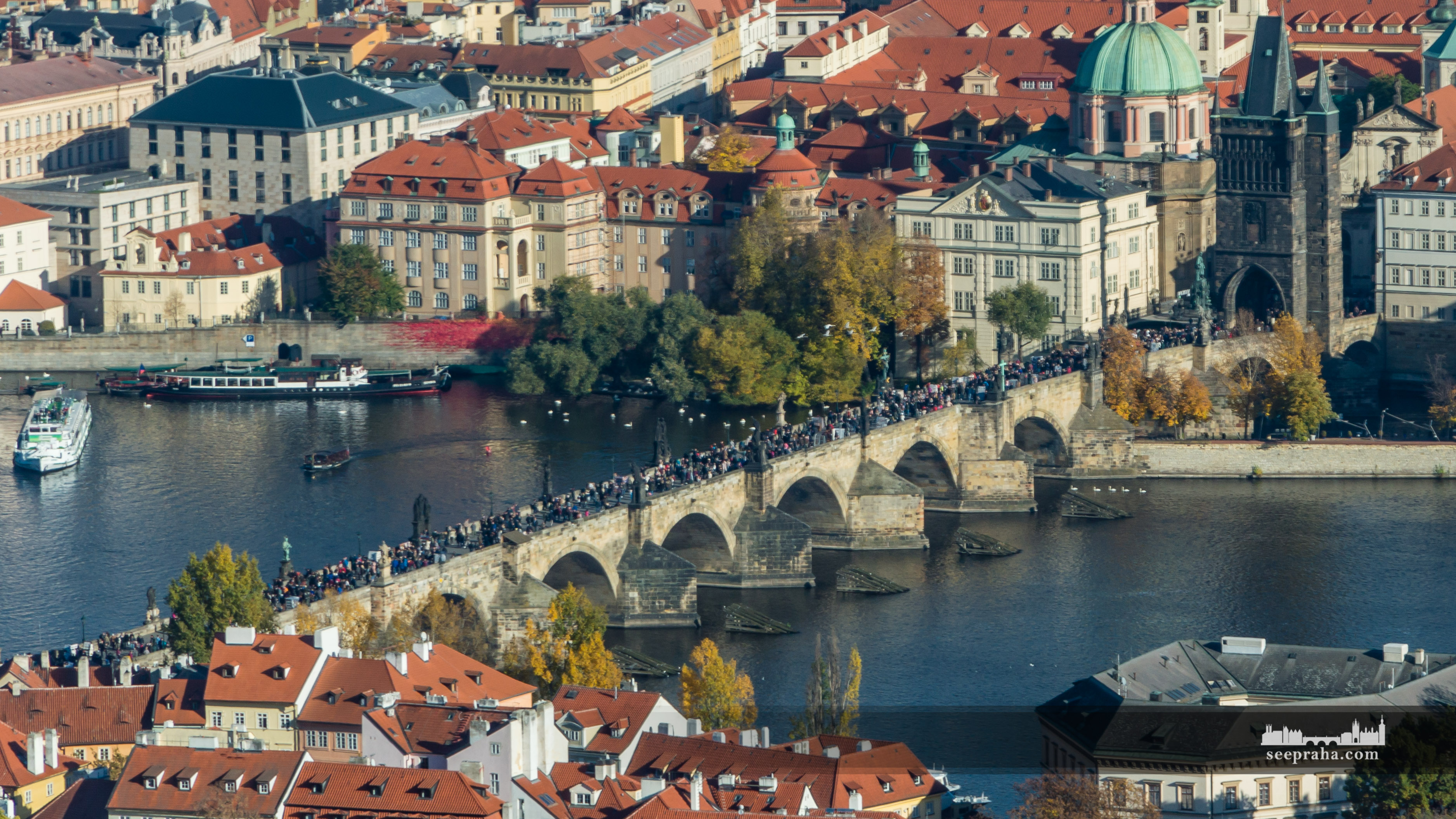 Widok Mostu Karola z wieży na wzgórzu Petřín, Praga, Czechy