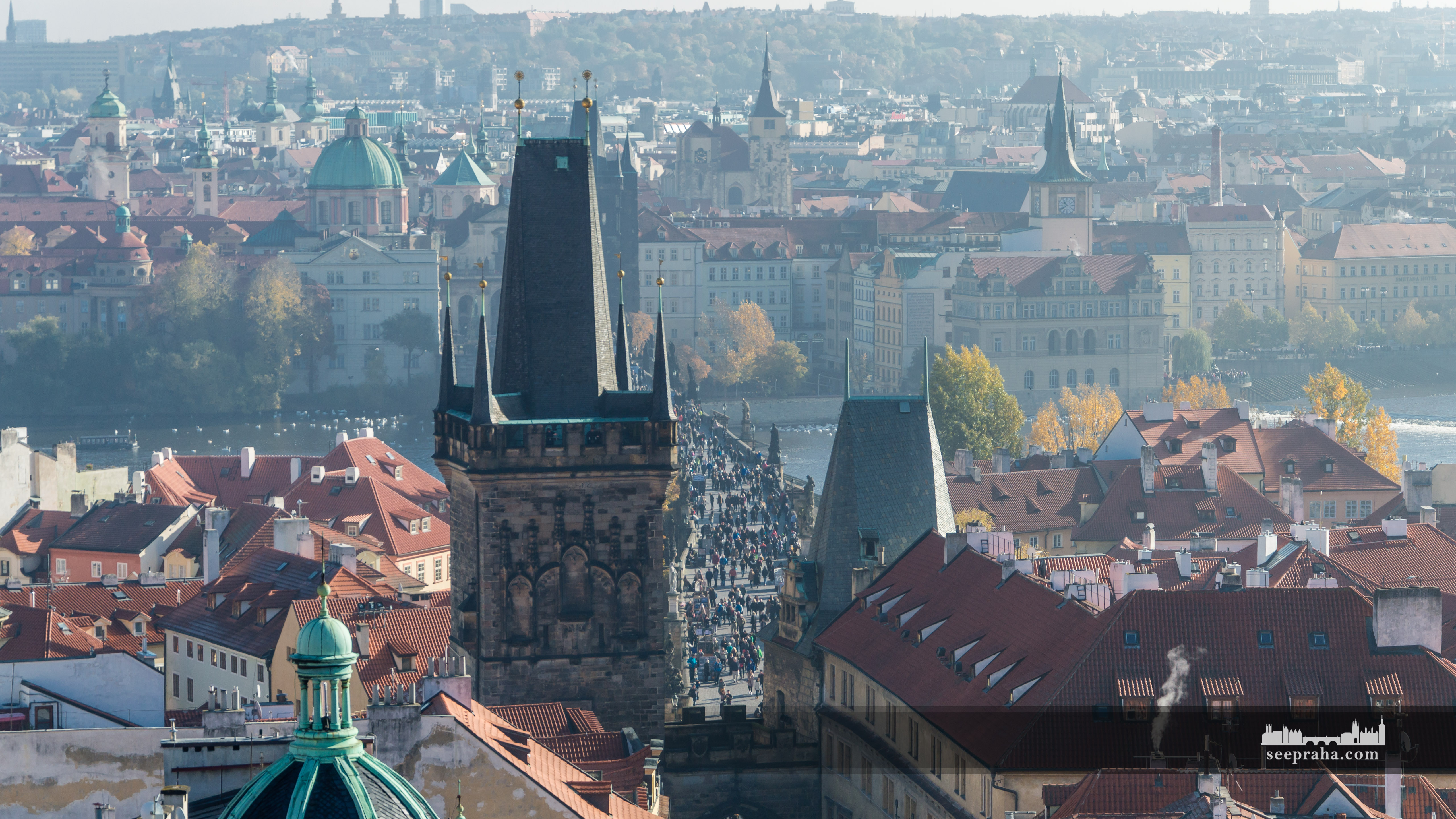 Výhled na Karlův most z věže kostela svatého Mikuláše, Praha, Česko