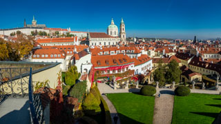 Vista della città dal giardino Vrtba, Praga, Repubblica Ceca