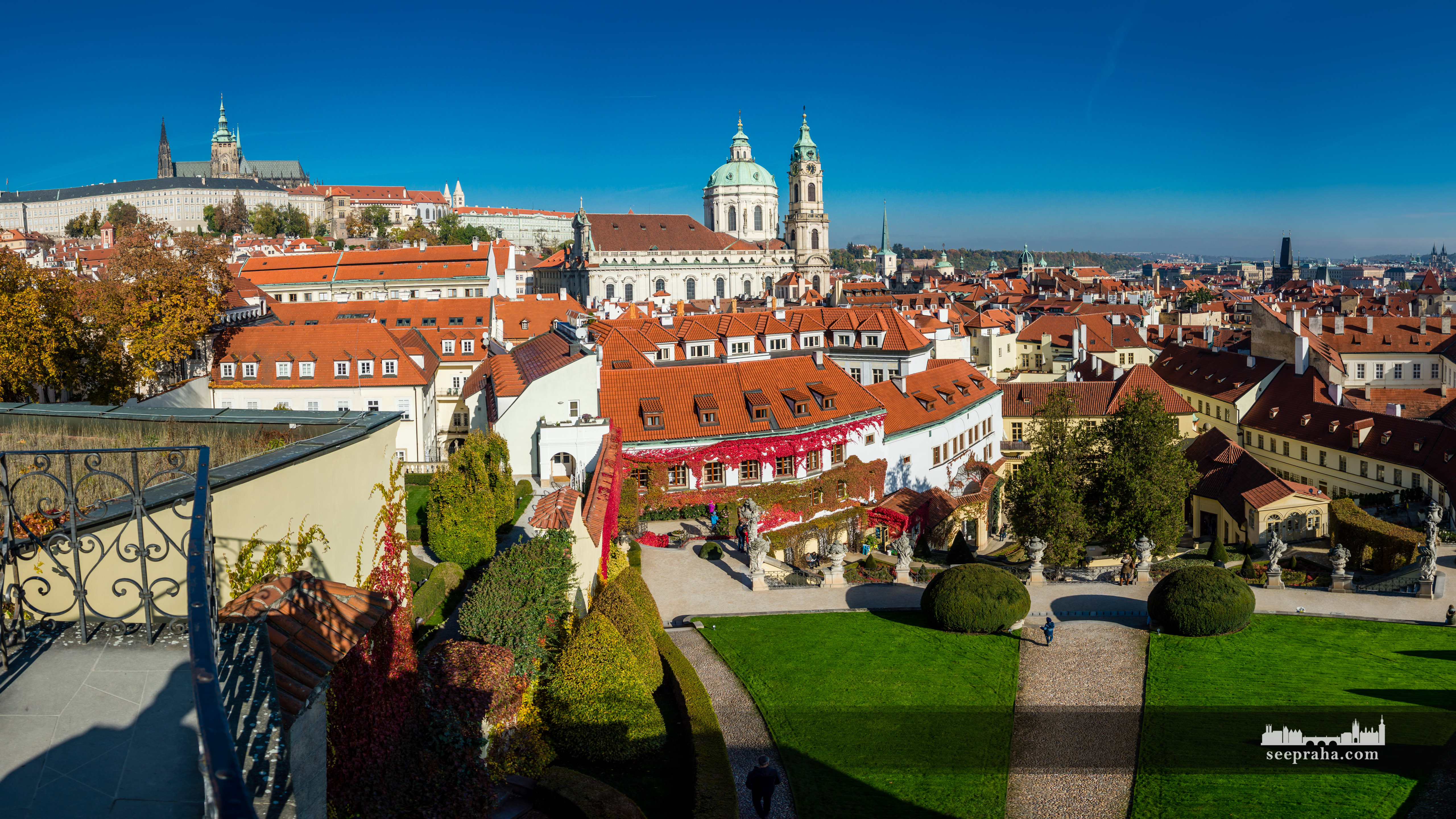Výhled na město z Vrtbovské zahrady, Praha, Česko