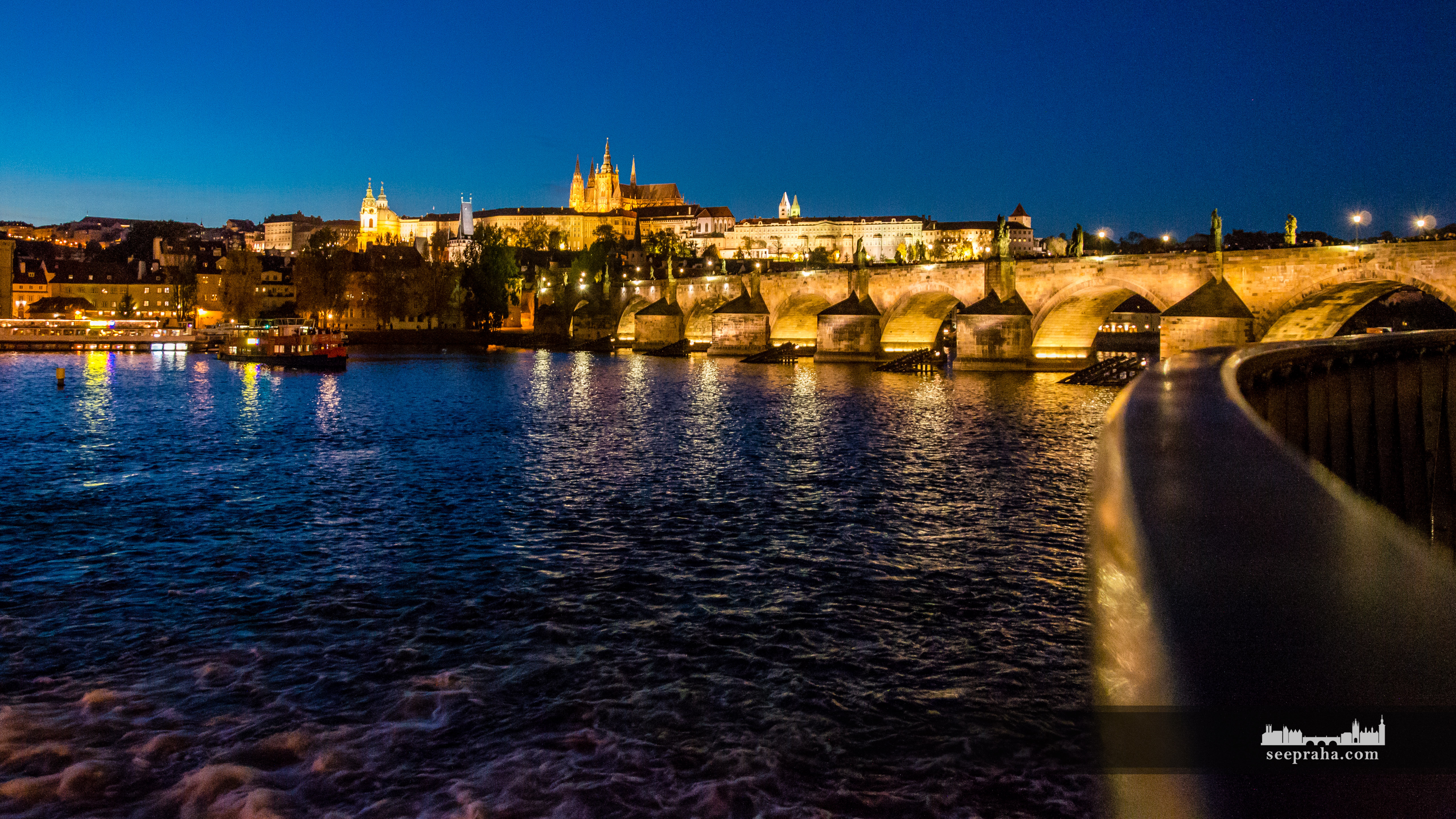 Vedere spre Cetatea din Praga noaptea, Cehia