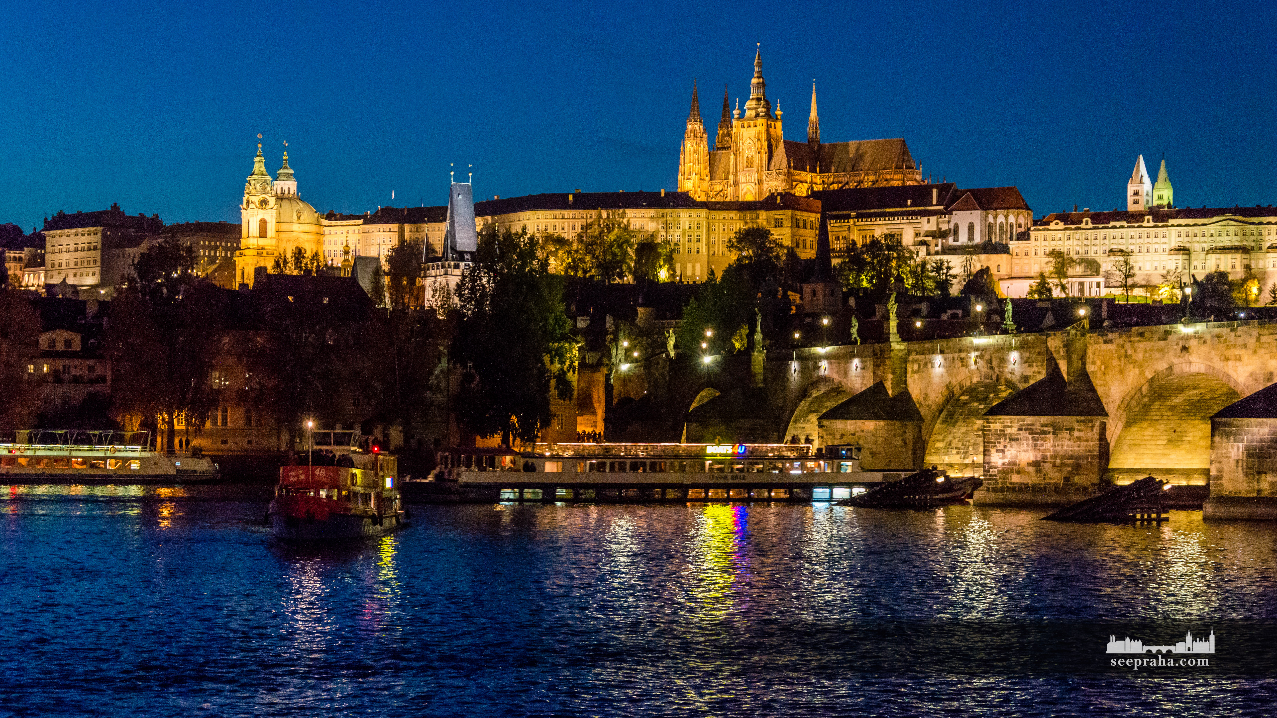 Вид на Крепость Пражский Град ночью, Прага, Чехия