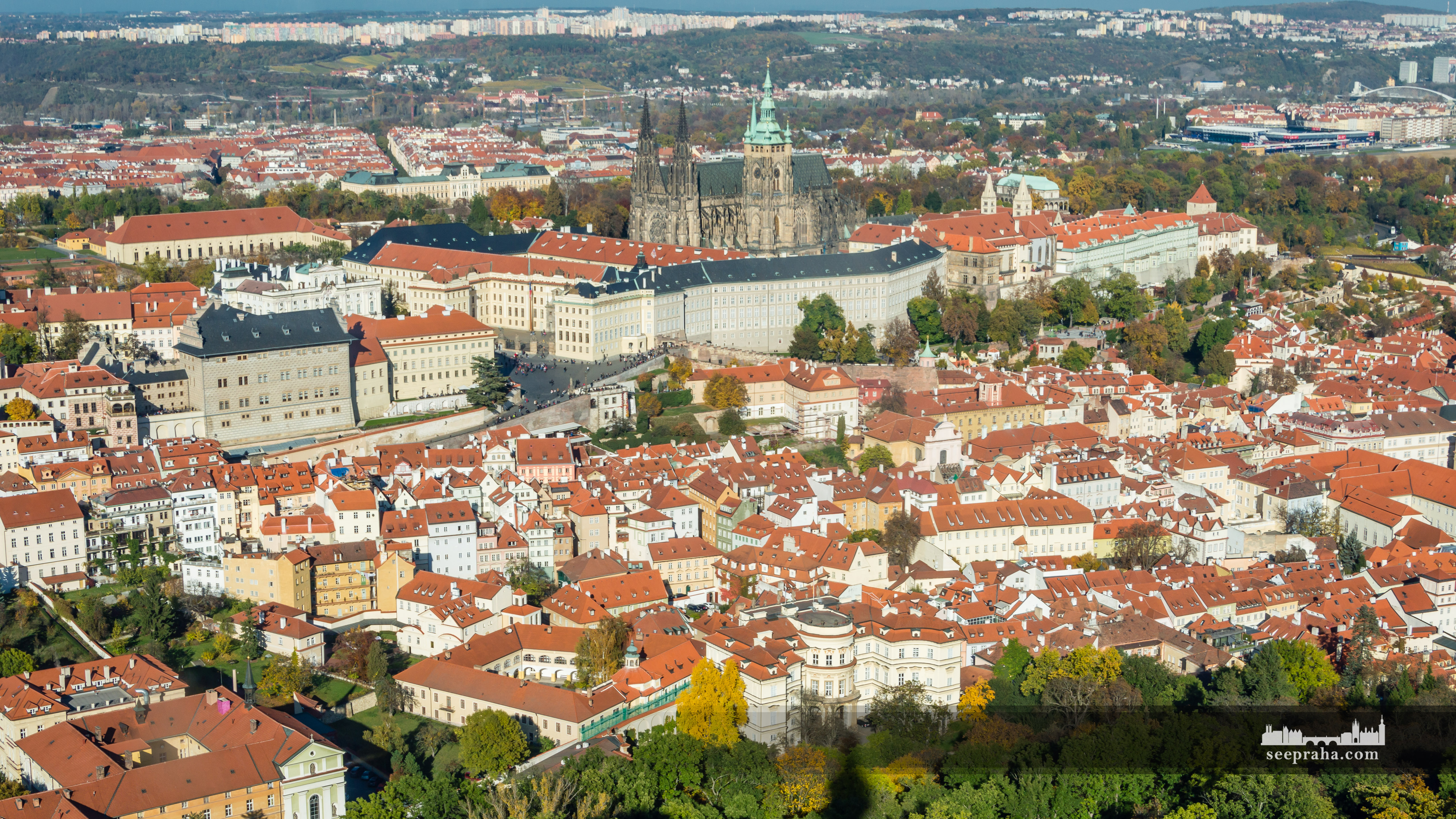 Widok Zamku na Hradczanach z wieży na wzgórzu Petřín, Praga, Czechy