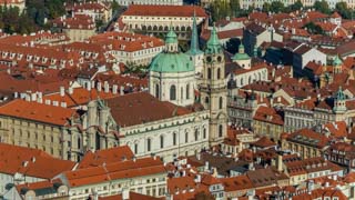 Výhled na kostel svatého Mikuláše z Petřínské věže, Praha, Česko