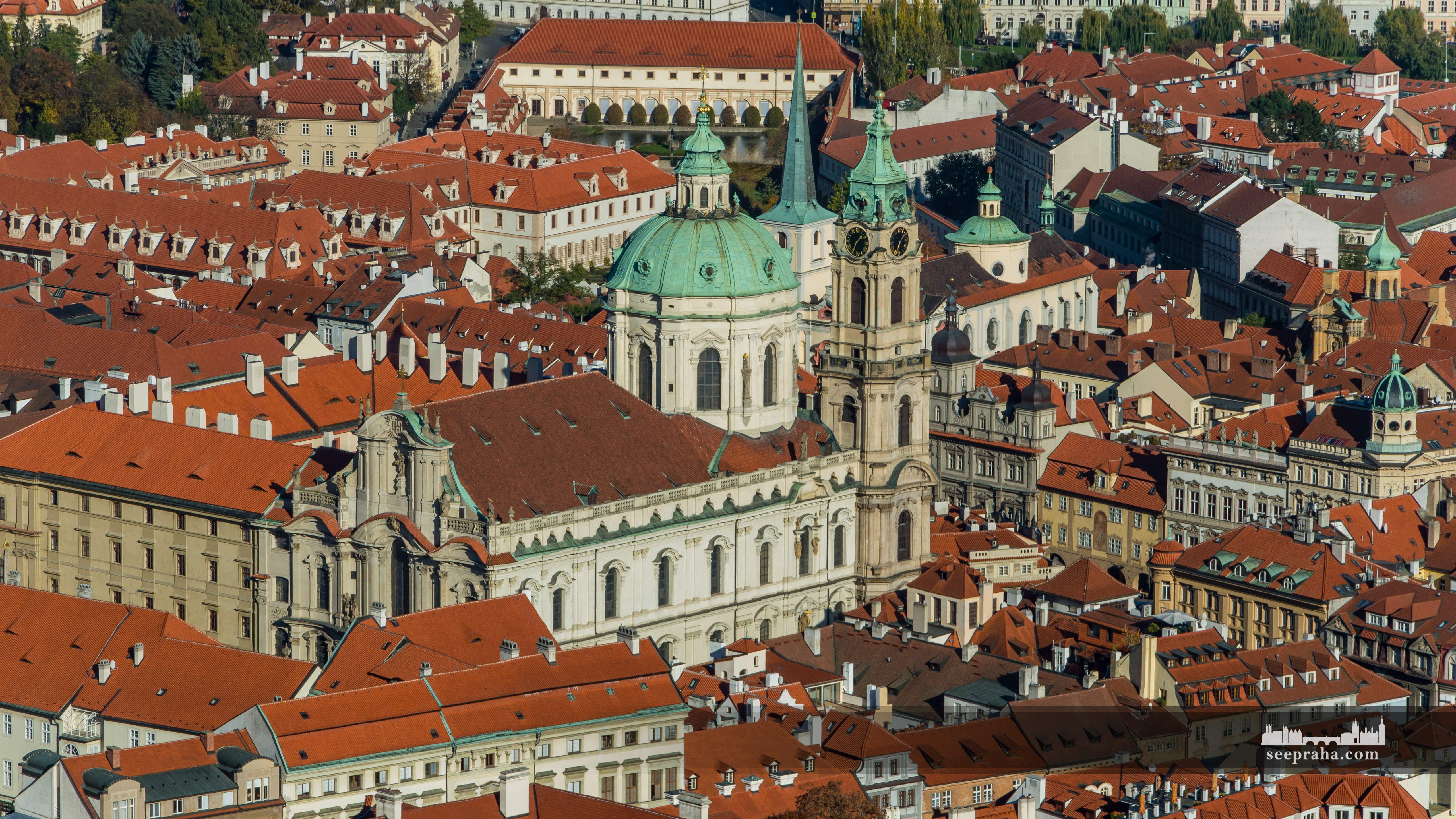 Výhled na kostel svatého Mikuláše z Petřínské věže, Praha, Česko
