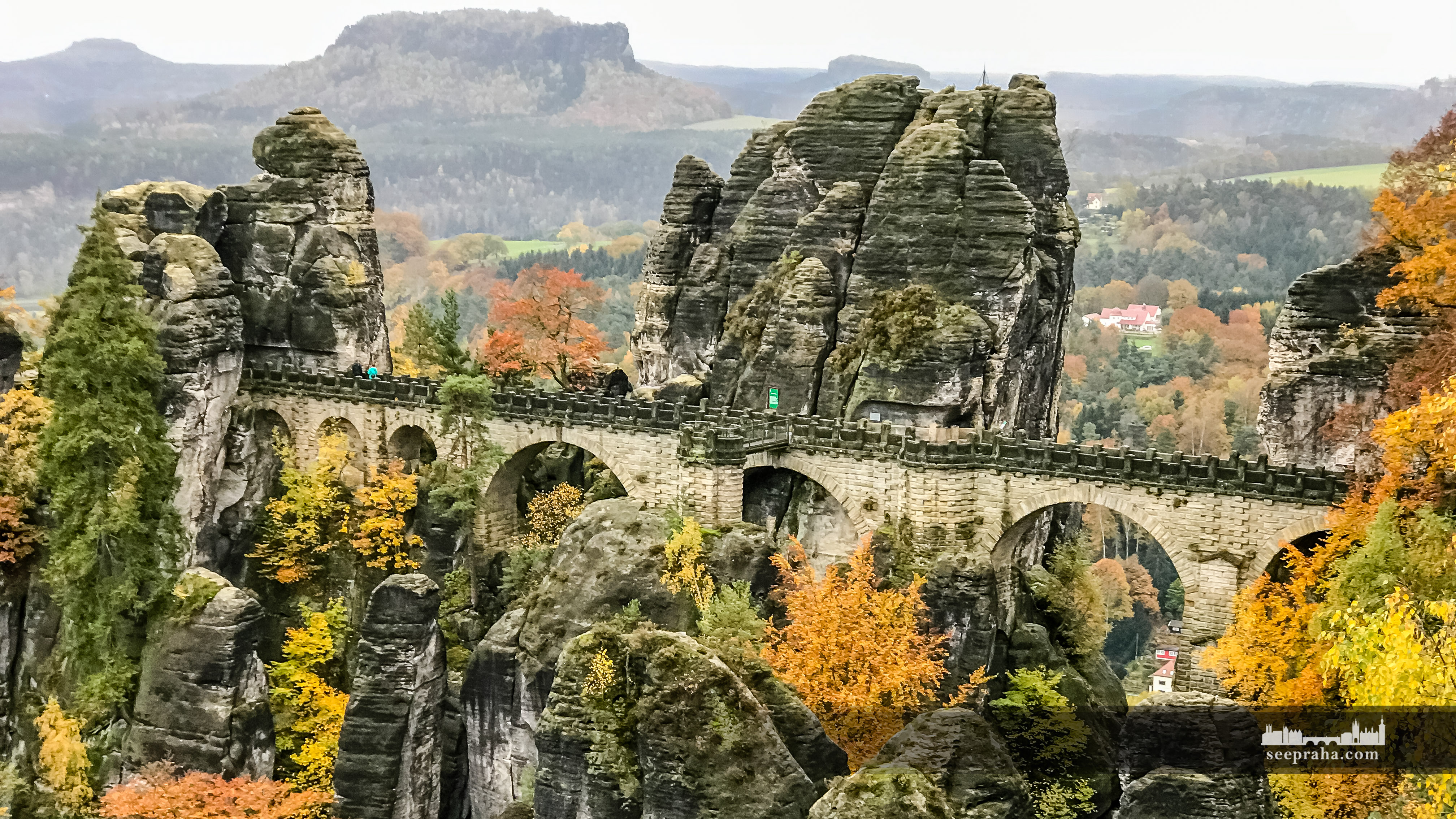 Widok mostu Bastei ze skały Ferdinandstein, Park Narodowy Saska Szwajcaria, Niemcy
